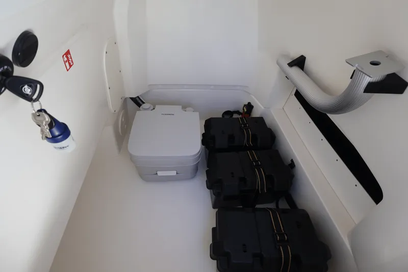 Slide: The Image of Boston Whaler 220 Dauntless 2026 - 28