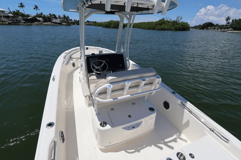 Slide: The Image of Boston Whaler 220 Dauntless 2026 - 29