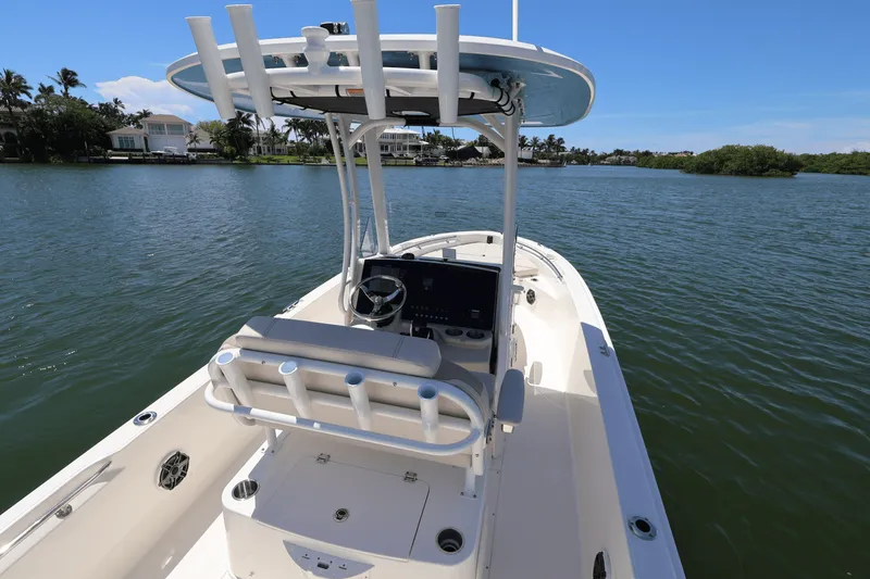 Slide: The Image of Boston Whaler 220 Dauntless 2026 - 31