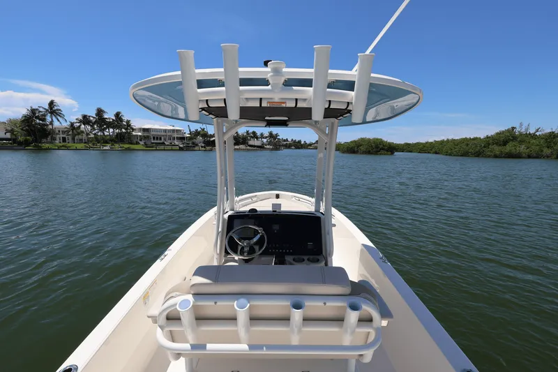 Slide: The Image of Boston Whaler 220 Dauntless 2026 - 32