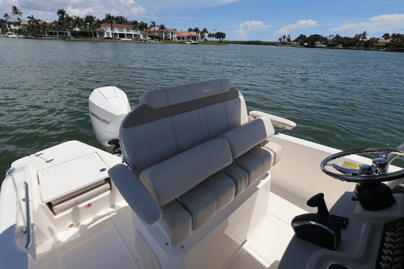 Slide: The Image of Boston Whaler 220 Dauntless 2026 - 33
