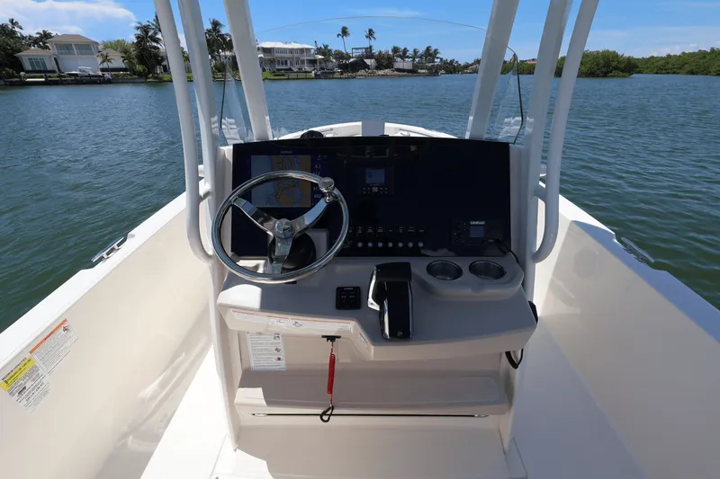 Slide: The Image of Boston Whaler 220 Dauntless 2026 - 35