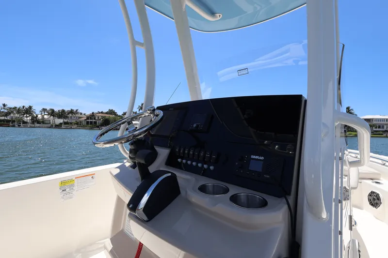 Slide: The Image of Boston Whaler 220 Dauntless 2026 - 36