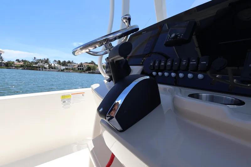 Slide: The Image of Boston Whaler 220 Dauntless 2026 - 37