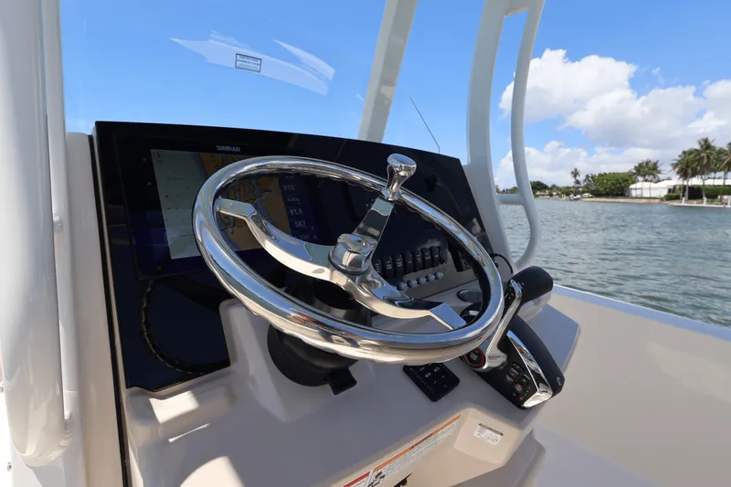 Slide: The Image of Boston Whaler 220 Dauntless 2026 - 38