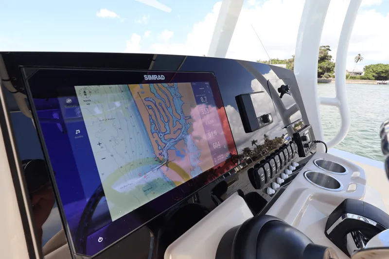 Slide: The Image of Boston Whaler 220 Dauntless 2026 - 39