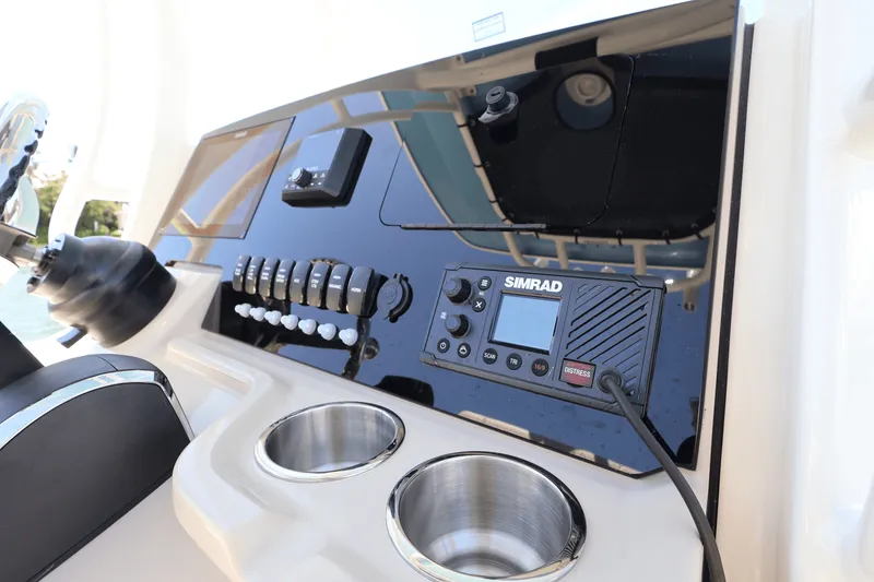 Slide: The Image of Boston Whaler 220 Dauntless 2026 - 40