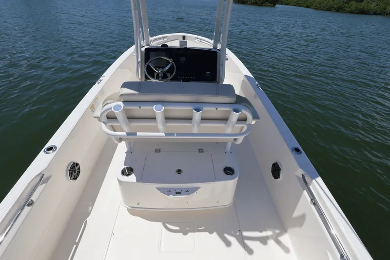 Slide: The Image of Boston Whaler 220 Dauntless 2026 - 42
