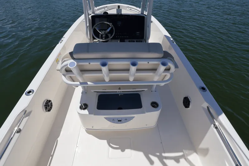 Slide: The Image of Boston Whaler 220 Dauntless 2026 - 43