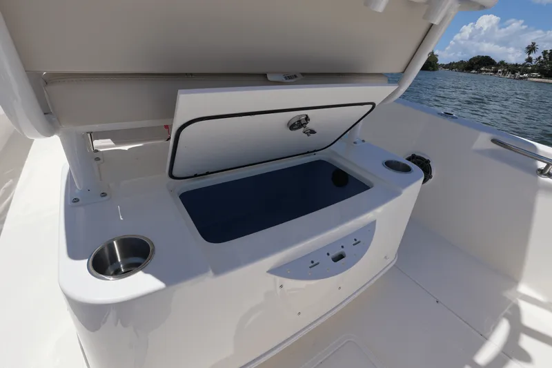 Slide: The Image of Boston Whaler 220 Dauntless 2026 - 44