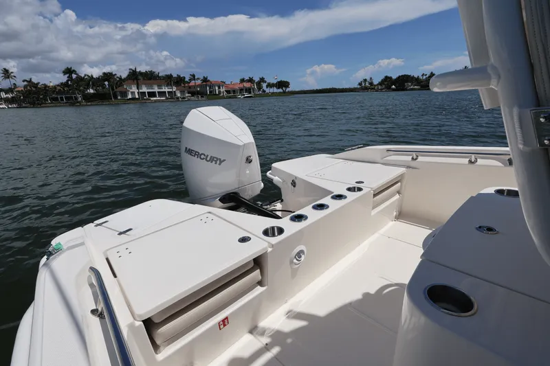 Slide: The Image of Boston Whaler 220 Dauntless 2026 - 45