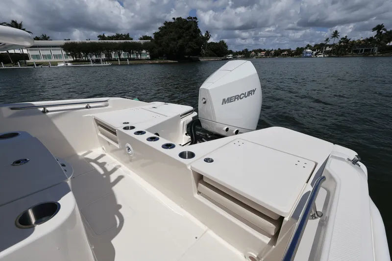 Slide: The Image of Boston Whaler 220 Dauntless 2026 - 47