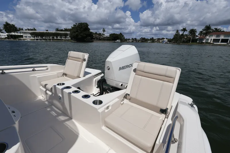 Slide: The Image of Boston Whaler 220 Dauntless 2026 - 48