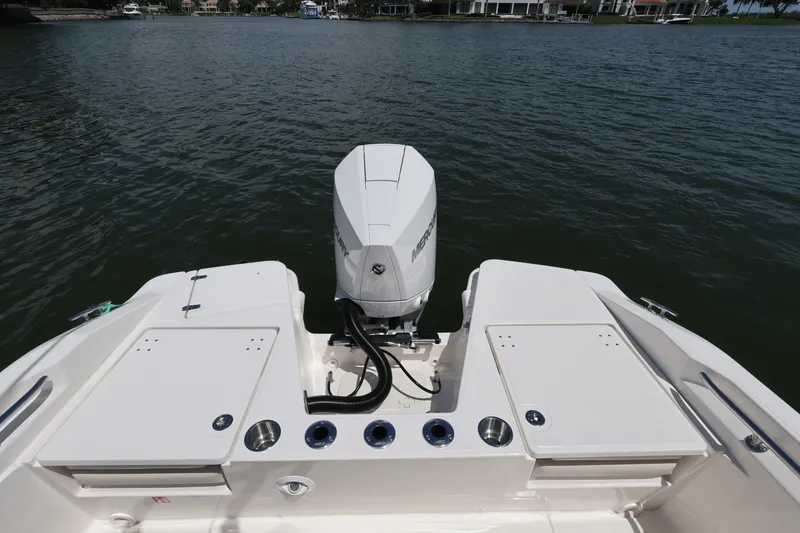 Slide: The Image of Boston Whaler 220 Dauntless 2026 - 49