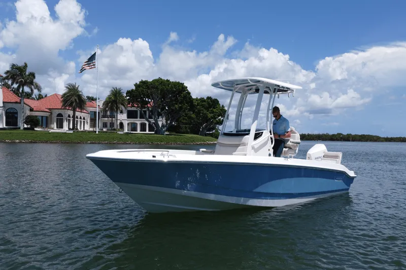 Slide: The Image of Boston Whaler 220 Dauntless 2026 - 5