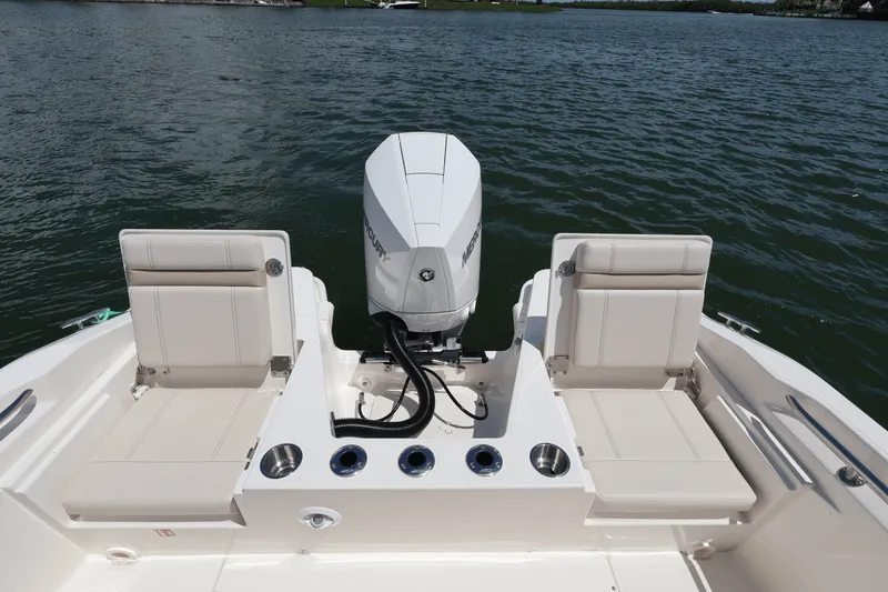 Slide: The Image of Boston Whaler 220 Dauntless 2026 - 50