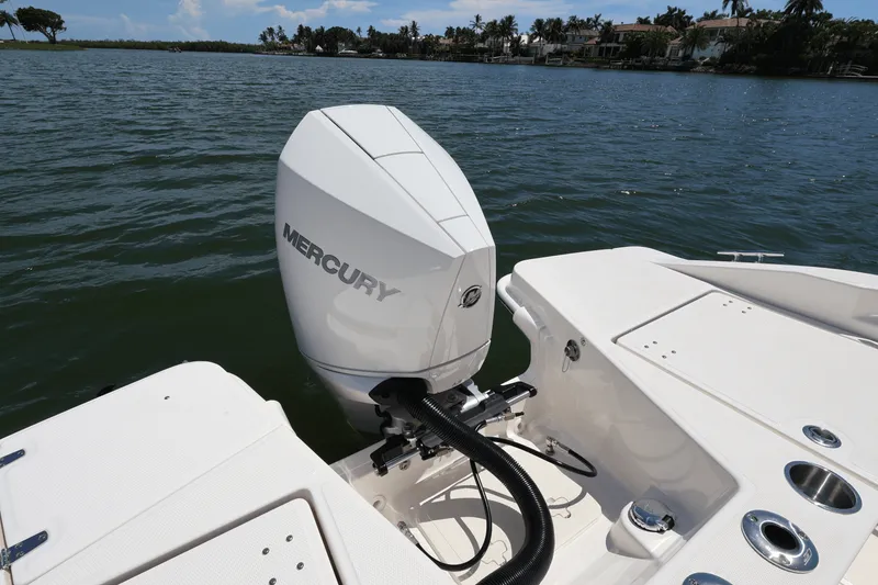 Slide: The Image of Boston Whaler 220 Dauntless 2026 - 52