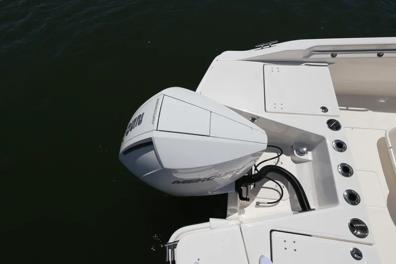 Slide: The Image of Boston Whaler 220 Dauntless 2026 - 53