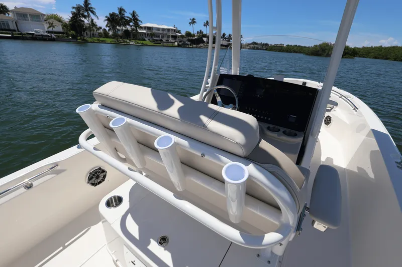 Slide: The Image of Boston Whaler 220 Dauntless 2026 - 55