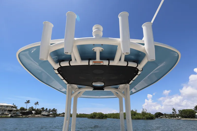 Slide: The Image of Boston Whaler 220 Dauntless 2026 - 56