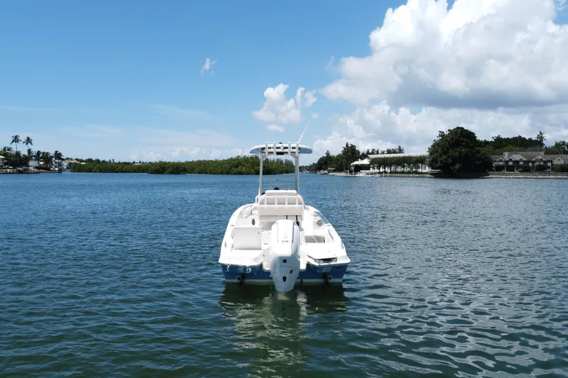 Slide: The Image of Boston Whaler 220 Dauntless 2026 - 7