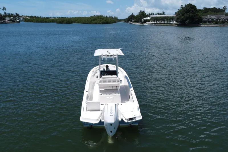 Slide: The Image of Boston Whaler 220 Dauntless 2026 - 8