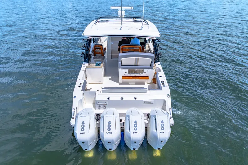 Slide: The Image of Boston Whaler 380 Realm 2025 - 12