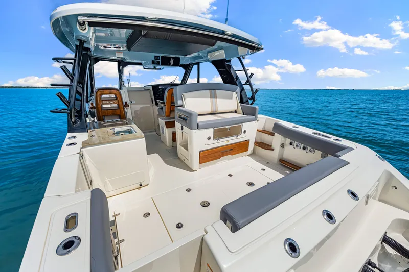 Slide: The Image of Boston Whaler 380 Realm 2025 - 18