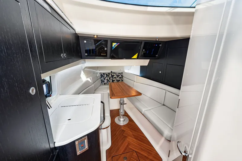 Slide: The Image of Boston Whaler 380 Realm 2025 - 19