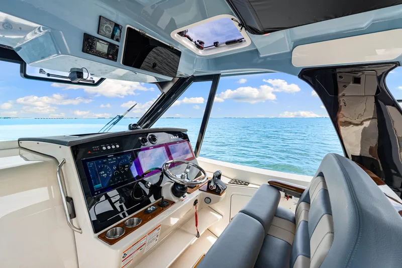 Slide: The Image of Boston Whaler 380 Realm 2025 - 28