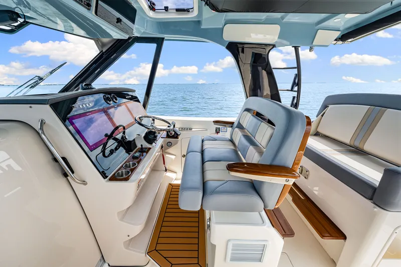 Slide: The Image of Boston Whaler 380 Realm 2025 - 29
