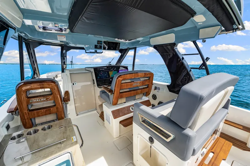 Slide: The Image of Boston Whaler 380 Realm 2025 - 32