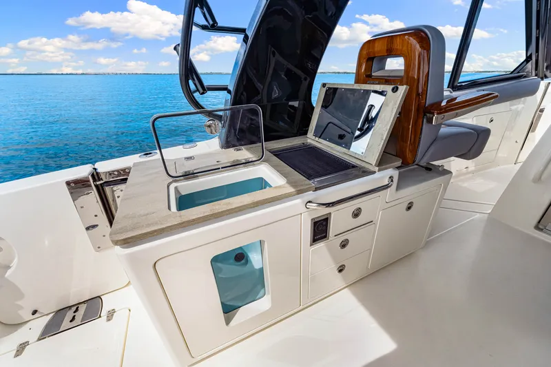 Slide: The Image of Boston Whaler 380 Realm 2025 - 33