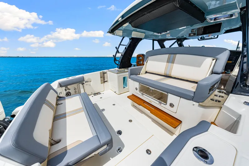 Slide: The Image of Boston Whaler 380 Realm 2025 - 37