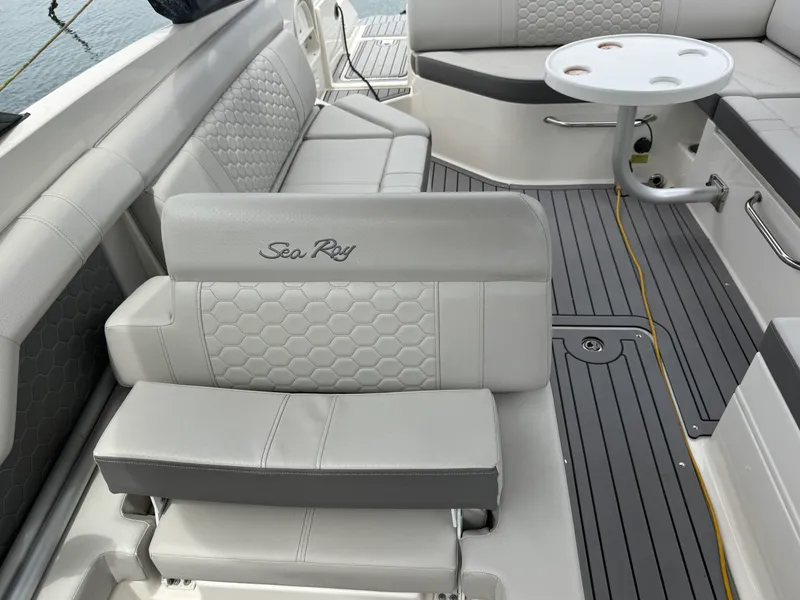Slide: The Image of Sea Ray 270 SD OB 2021 - 30