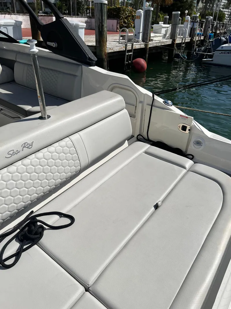 Slide: The Image of Sea Ray 270 SD OB 2021 - 24
