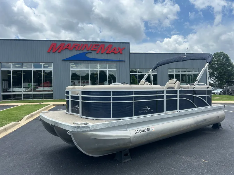 The Image of Bennington SX22 Stern Radius 2019 - 0