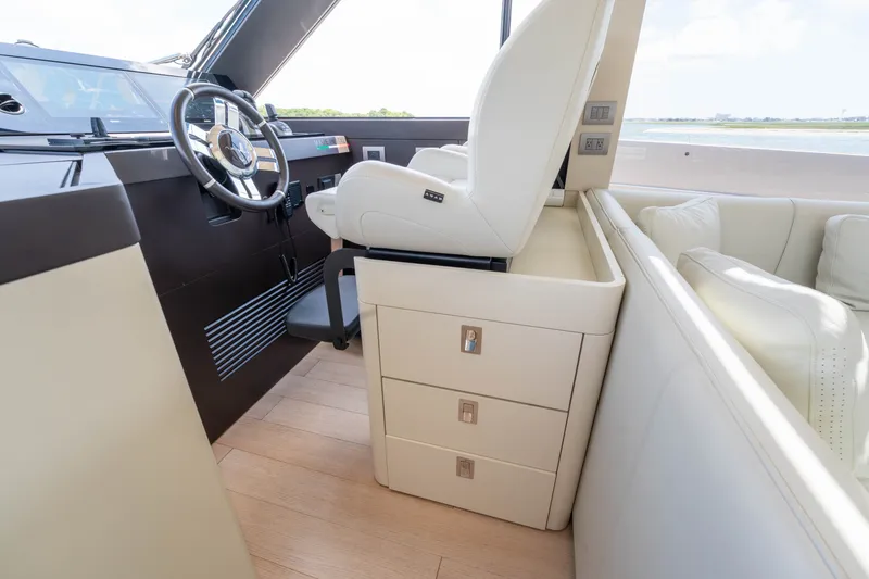 Slide: The Image of Azimut Seadeck 6 2025 - 31