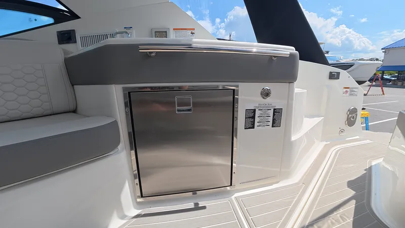 Slide: The Image of Sea Ray Sundancer 320 Outboard 2026 - 8