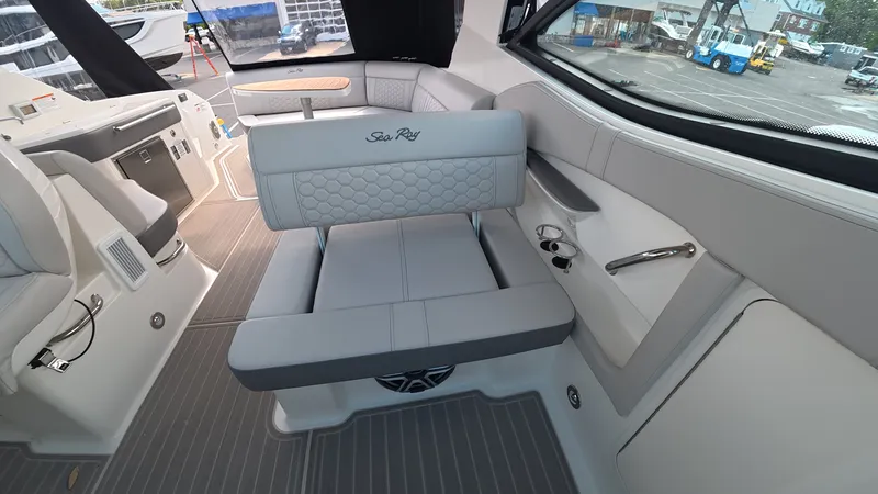 Slide: The Image of Sea Ray Sundancer 320 Outboard 2026 - 18