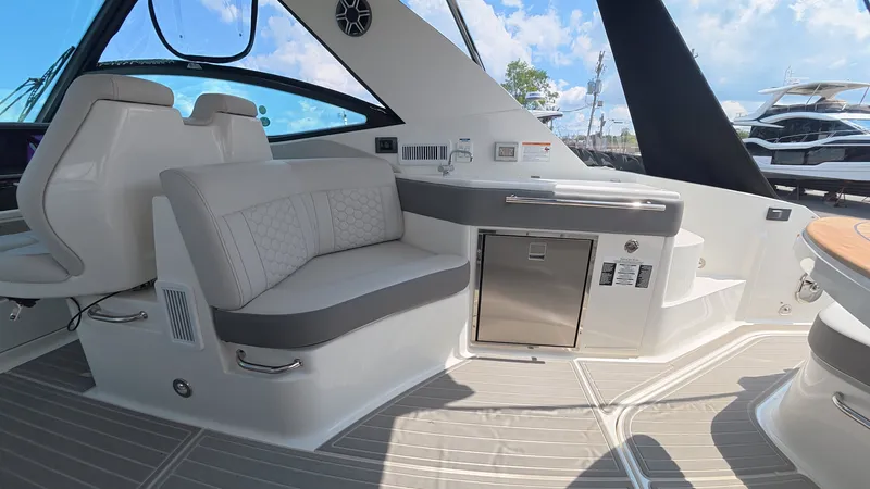 Slide: The Image of Sea Ray Sundancer 320 Outboard 2026 - 7