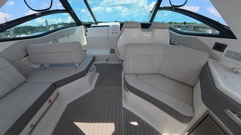 Slide: The Image of Sea Ray Sundancer 320 Outboard 2026 - 11