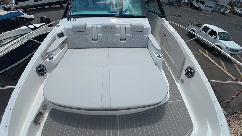Slide: The Image of Sea Ray Sundancer 320 Outboard 2026 - 28