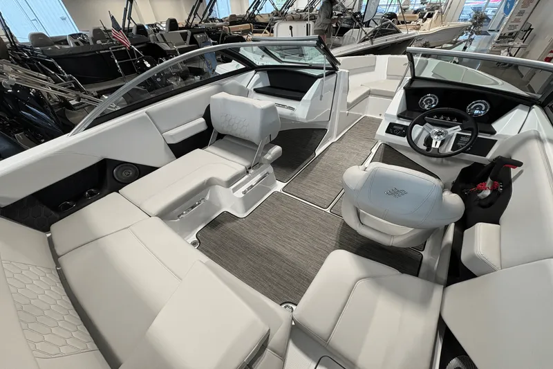 Slide: The Image of Four Winns H2 - FREEDOM 2026 - 12