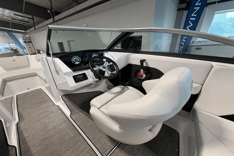 Slide: The Image of Four Winns H2 - FREEDOM 2026 - 4