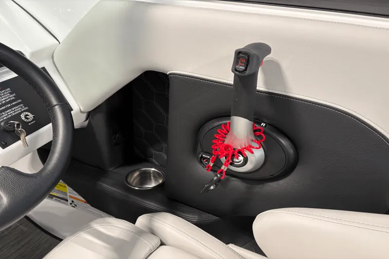 Slide: The Image of Four Winns H2 - FREEDOM 2026 - 8