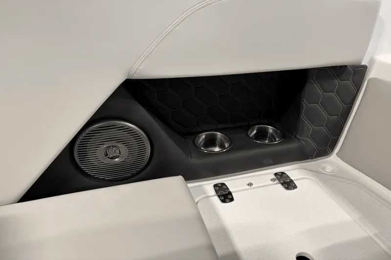 Slide: The Image of Four Winns H2 - FREEDOM 2026 - 9