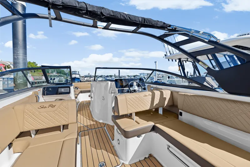 Slide: The Image of Sea Ray SDX 270 Outboard 2025 - 13