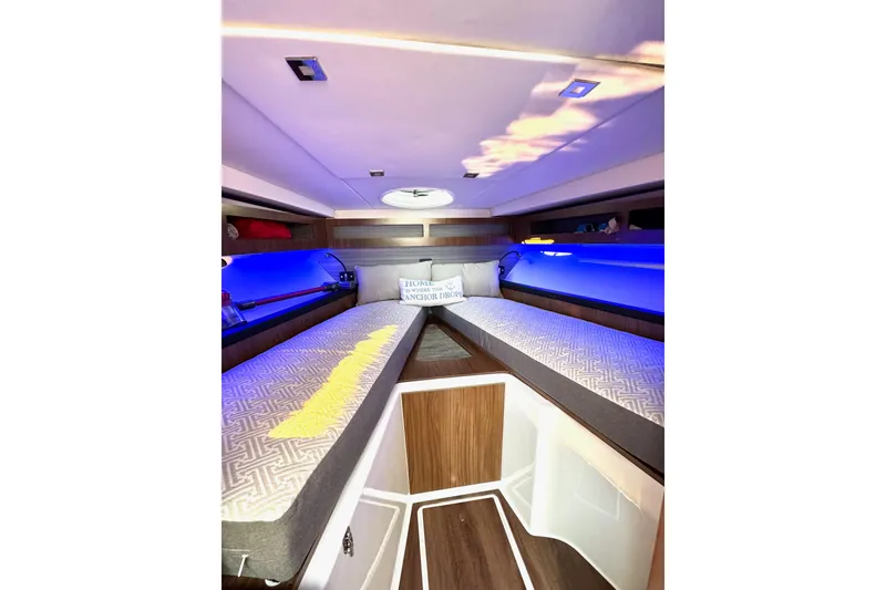 Slide: The Image of Four Winns V355 Coupe OB 2020 - 24