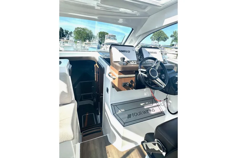 Slide: The Image of Four Winns V355 Coupe OB 2020 - 13